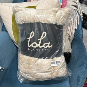 Lola Blanket, size Large, Brand new, caramel N cream